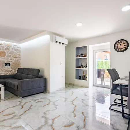 Old Stone Villa *