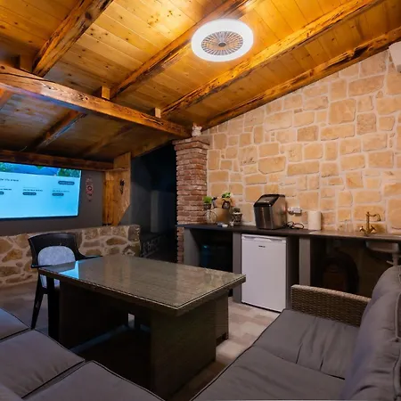 Old Stone Villa *